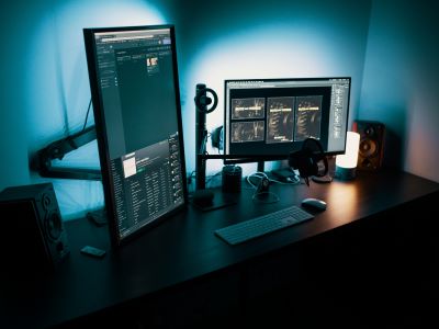 Un ordinateur sur un bureau