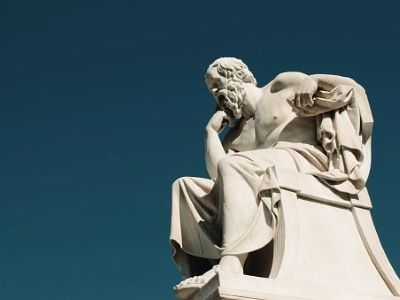 Statue de socrate à Athènes en Grèce